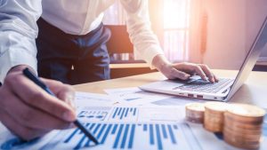 How do London-based market research firms carry out qualitative and quantitative research