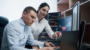 How Do Online and Full-Service Brokers in London Differ