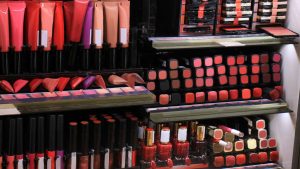 What Should You Consider Before Choosing a Cosmetics Company in London